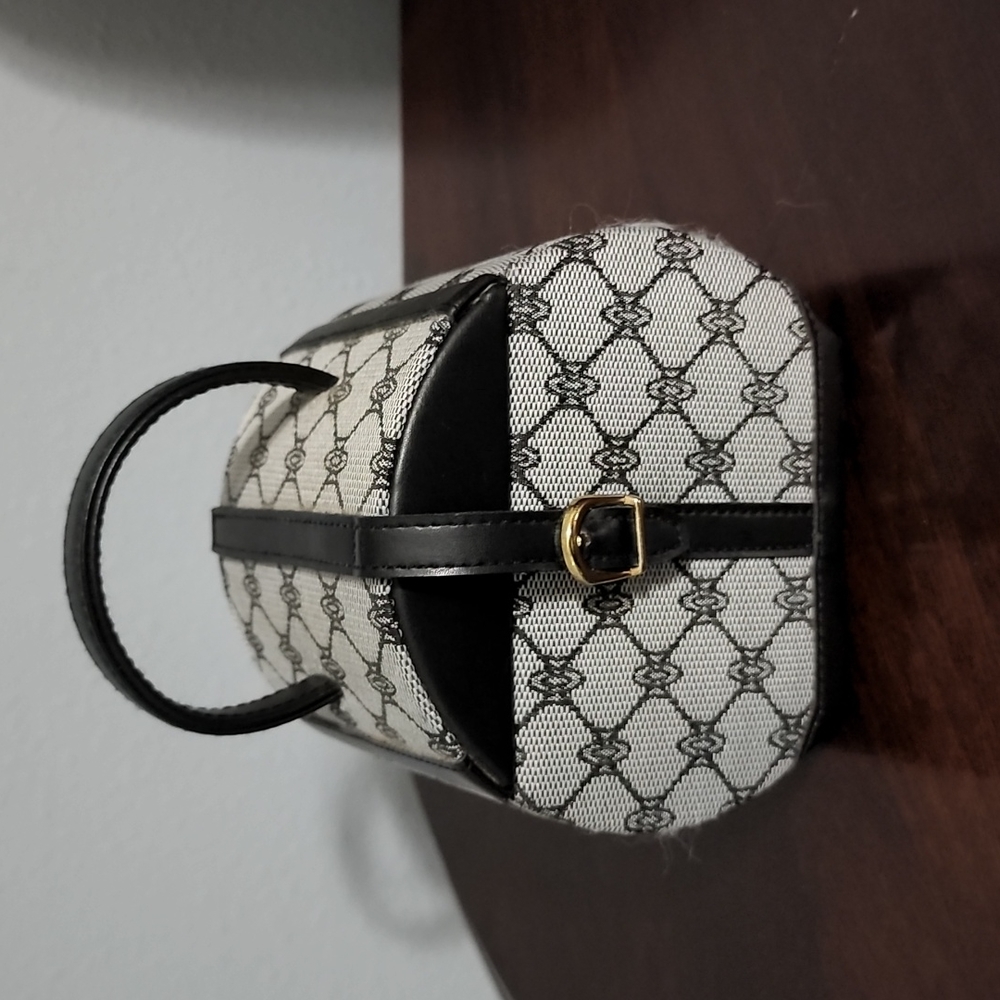 Adorable and fashionable traveling Mini jewelry case. RARE FIND HARD TO COME BY!